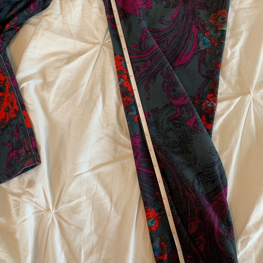 Fabletics Athletic Capris - Picture 12 of 13